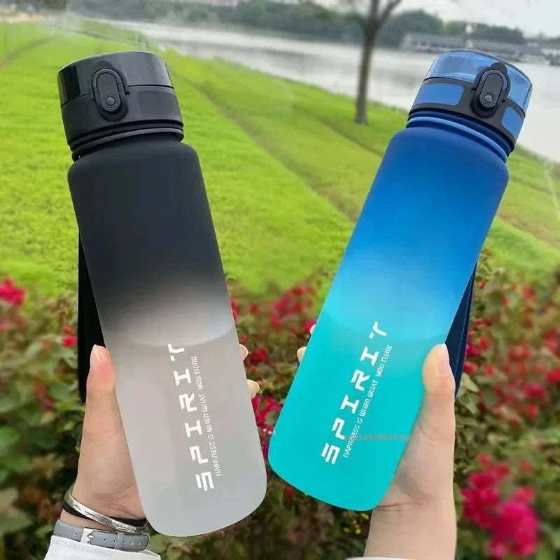 1-Liter Sport-Wasserflasche mit großer Kapazität – Auslaufsicherer, farbenfroher Trinkbecher aus Kunststoff für Outdoor, Reisen, Fitnessstudio und Training