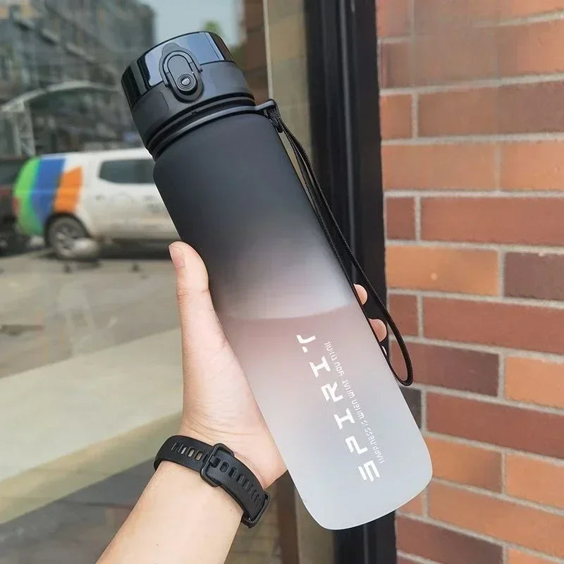 1-Liter Sport-Wasserflasche mit großer Kapazität – Auslaufsicherer, farbenfroher Trinkbecher aus Kunststoff für Outdoor, Reisen, Fitnessstudio und Training