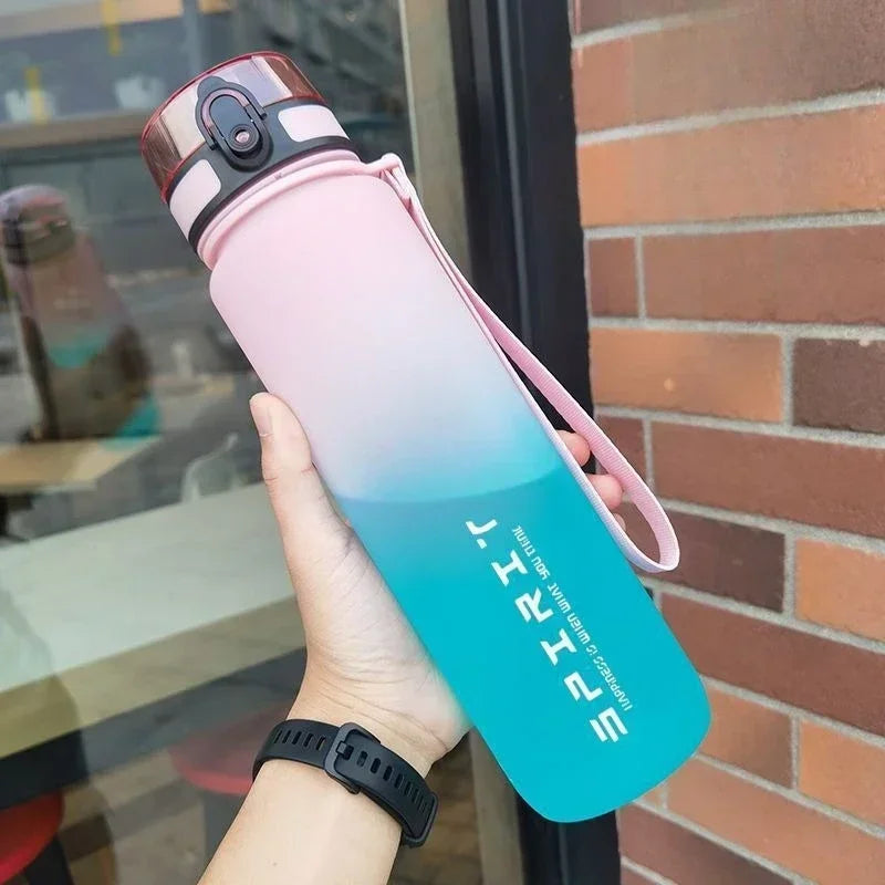 1-Liter Sport-Wasserflasche mit großer Kapazität – Auslaufsicherer, farbenfroher Trinkbecher aus Kunststoff für Outdoor, Reisen, Fitnessstudio und Training
